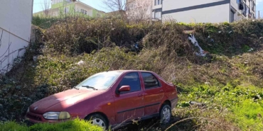 Freni boşalan otomobil şarampole uçtu: Baba ve oğlu yaralandı