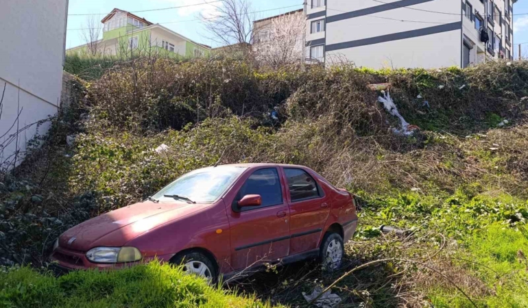 Freni boşalan otomobil şarampole uçtu: Baba ve oğlu yaralandı