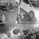 Otomobil kafeye daldı: 2 yaralı