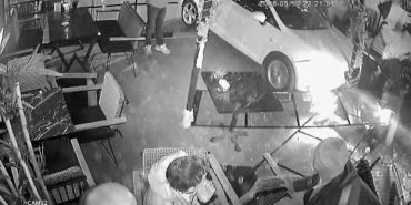 Otomobil kafeye daldı: 2 yaralı