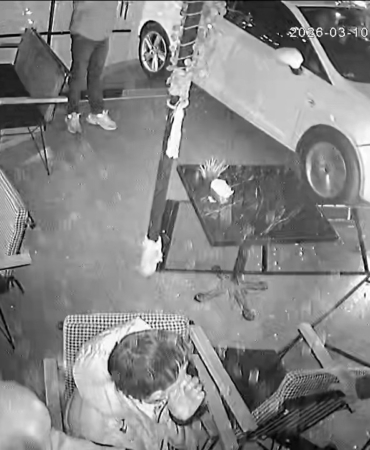 Otomobil kafeye daldı: 2 yaralı