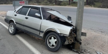 Bursa’da otomobil direğe çarptı, 1 yaralı