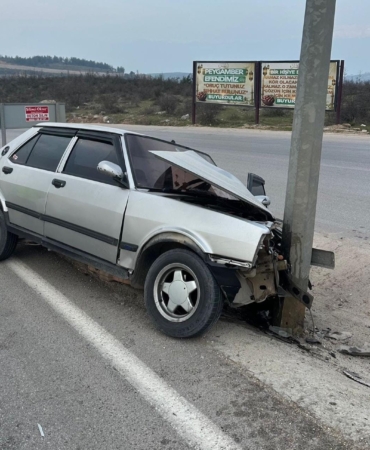 Bursa’da otomobil direğe çarptı, 1 yaralı