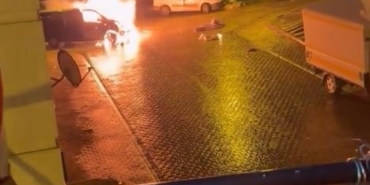 Başakşehir’de alev alev yanan araç kamerada