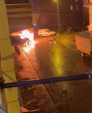 Başakşehir’de alev alev yanan araç kamerada