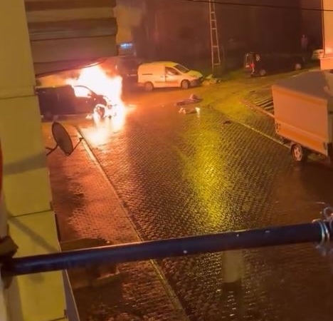 Başakşehir’de alev alev yanan araç kamerada