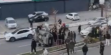 Beylikdüzü’nde direğe çarpan araç takla attı