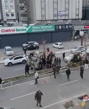 Beylikdüzü’nde direğe çarpan araç takla attı