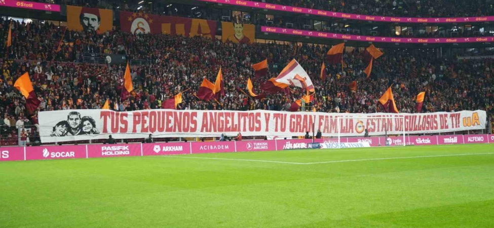 Galatasaray taraftarından, Lucas Torreira için özel pankart