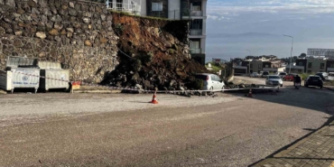 Mudanya’da yağmura dayanamayan istinat duvarı çöktü