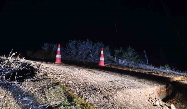 Bilecik’te yağış nedeniyle köy yolu çöktü