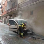 Park halindeki otomobilde çıkan yangın söndürüldü