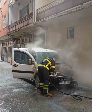 Park halindeki otomobilde çıkan yangın söndürüldü