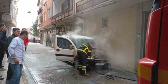 Park halindeki otomobilde çıkan yangın söndürüldü