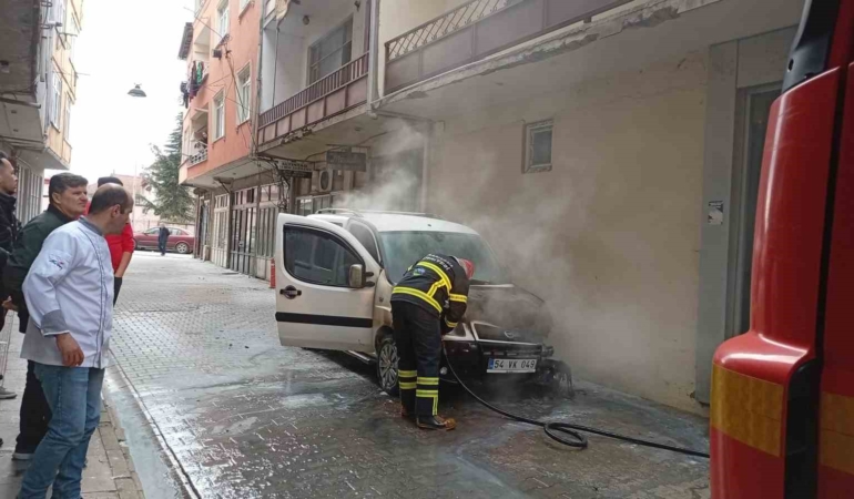 Park halindeki otomobilde çıkan yangın söndürüldü