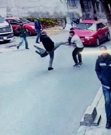 Tükürük kızdırdı, birbirlerine uçan tekmeyle saldırdılar