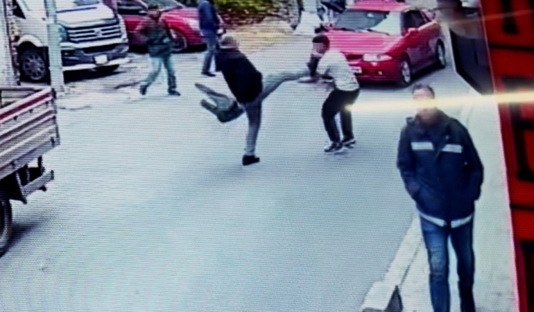 Tükürük kızdırdı, birbirlerine uçan tekmeyle saldırdılar