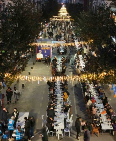 Balıkesir’de 10 bin kişi caddede iftarda buluştu