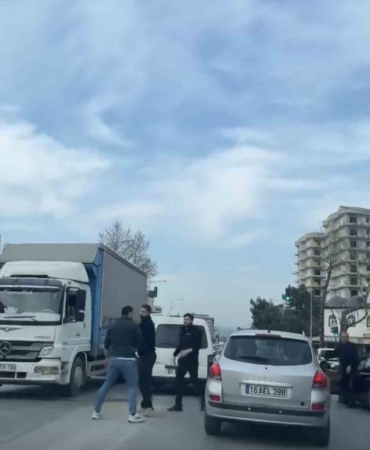 Bursa’da trafikte kavga : Sürücüler birbirine girdi