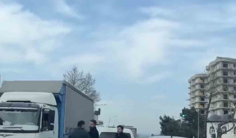 Bursa’da trafikte kavga : Sürücüler birbirine girdi