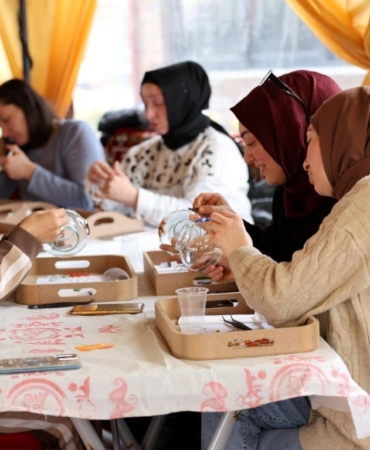 Kartepe’de kurulan otağ çadırında geleneksel sanatlar yaşatılıyor