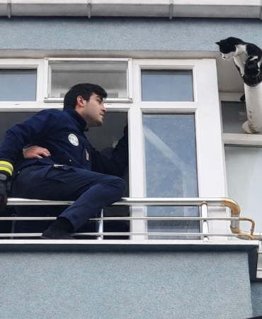 Balkondan uzanan yardım eli minik canı kurtardı