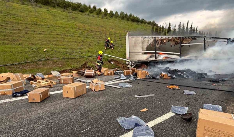Balıkesir’de otoyolda korkutan tır yangını: 2 yaralı