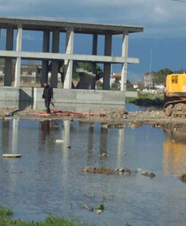 Burhaniye’de pis koku yol değiştirtti