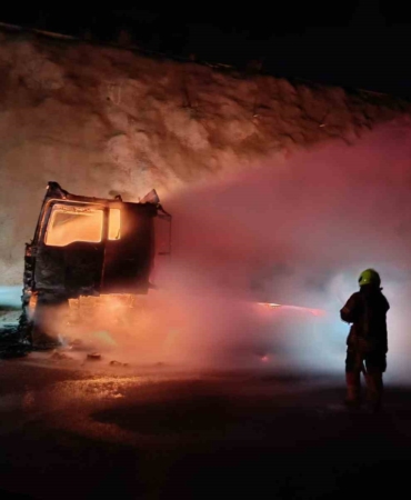 Balıkesir’de kauçuk yüklü tır alev alev yandı