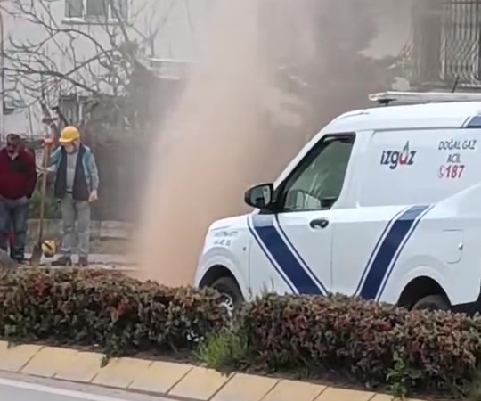 Derince’de delinen doğalgaz borusu mahalleliyi korkuttu