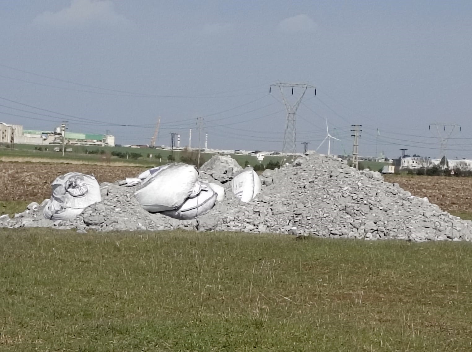 Muratlı’da mera alanına atık döküldü