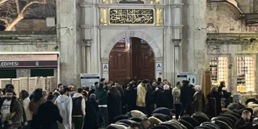 İstanbul’da vatandaşlar Kadir Gecesi’nde Eyüpsultan Camii’ne akın etti