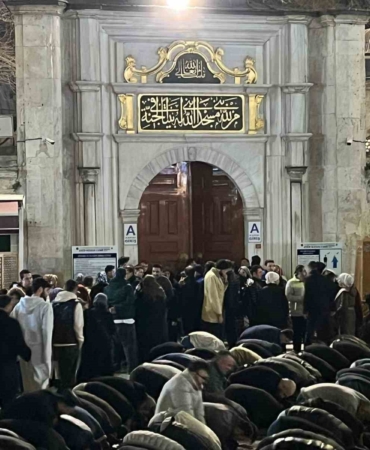 İstanbul’da vatandaşlar Kadir Gecesi’nde Eyüpsultan Camii’ne akın etti