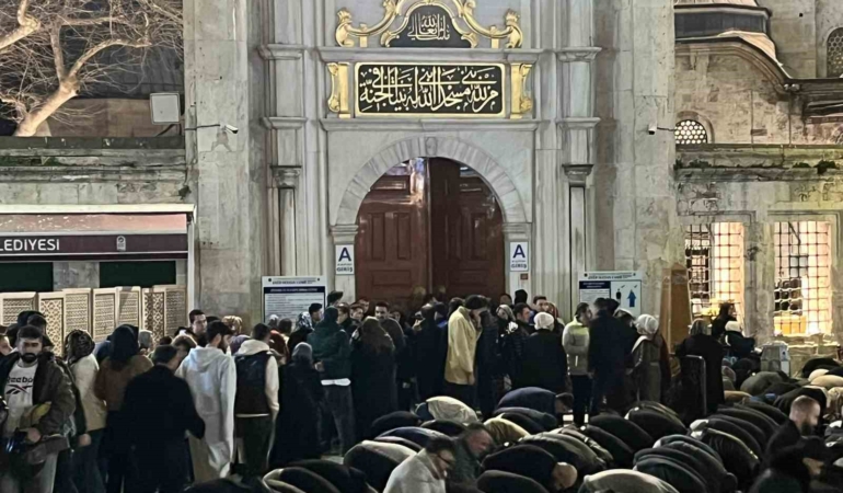 İstanbul’da vatandaşlar Kadir Gecesi’nde Eyüpsultan Camii’ne akın etti