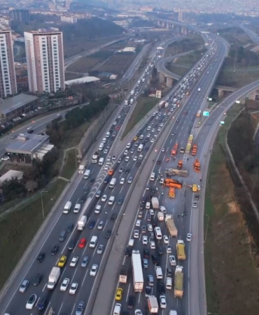 Eyüpsultan TEM’de zincirleme trafik kazası: Hafriyat kamyonu devrildi, iki araç bariyerlere çarptı