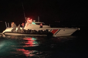 Ayvalık’ta motoru arızalanan botla denizde sürüklenen 39 göçmen kurtarıldı