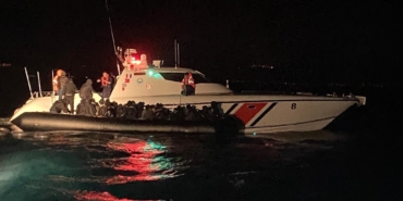 Ayvalık’ta motoru arızalanan botla denizde sürüklenen 39 göçmen kurtarıldı