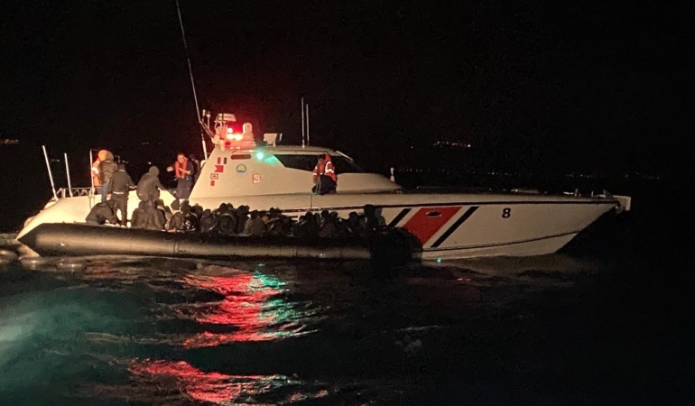 Ayvalık’ta motoru arızalanan botla denizde sürüklenen 39 göçmen kurtarıldı