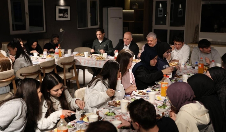Kartepe’de gençler "Bir Sofra Bir Hikaye" iftarında buluştu