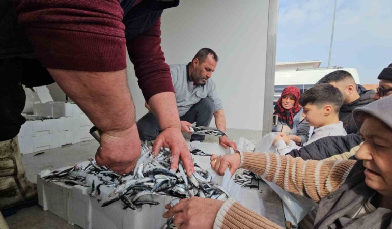 1 ton hamsi 15 dakika da tükendi