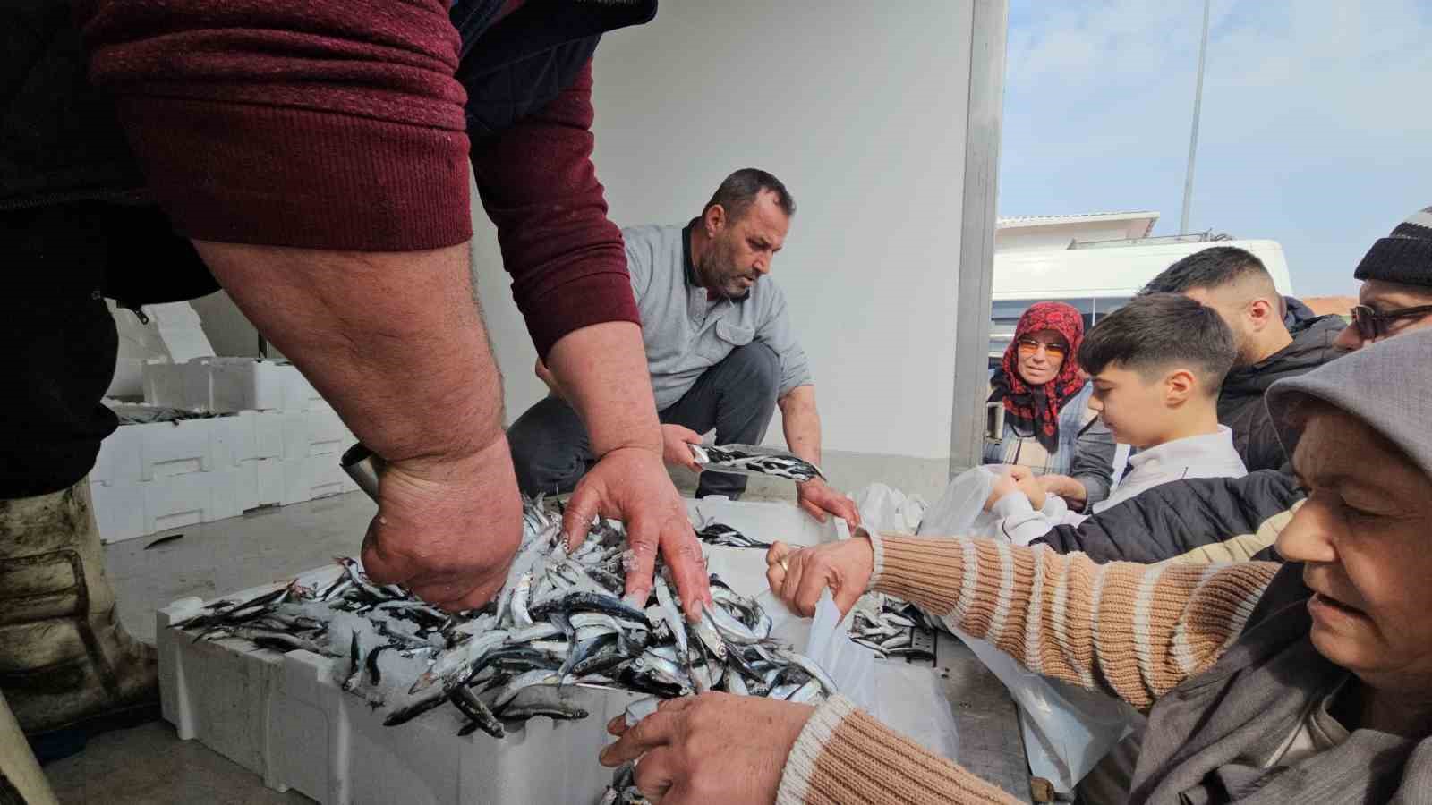 1 ton hamsi 15 dakika da tükendi