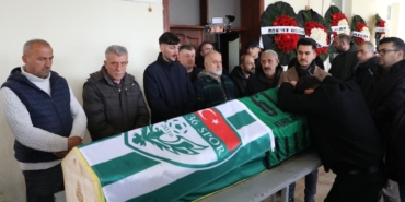 İstanbul’da silahlı saldırıda ölen genç futbolcu son yolculuğuna uğurlandı