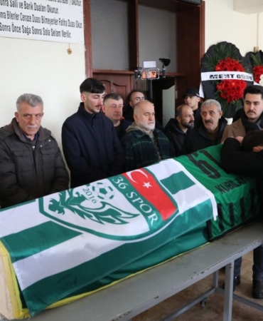 İstanbul’da silahlı saldırıda ölen genç futbolcu son yolculuğuna uğurlandı