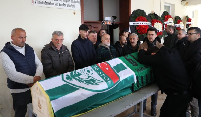 İstanbul’da silahlı saldırıda ölen genç futbolcu son yolculuğuna uğurlandı