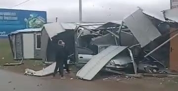 Bursa’da kontrolden çıkan otomobil prefabrik yapıya girdi