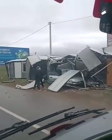 Bursa’da kontrolden çıkan otomobil prefabrik yapıya girdi