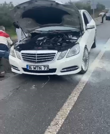Lüks otomobil küle dönmeden söndürüldü
