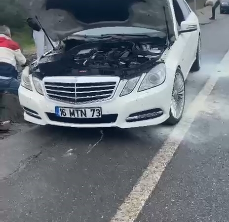 Lüks otomobil küle dönmeden söndürüldü
