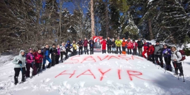 Uludağ’da karlara "savaşa hayır" yazdılar
