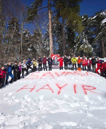 Uludağ’da karlara "savaşa hayır" yazdılar